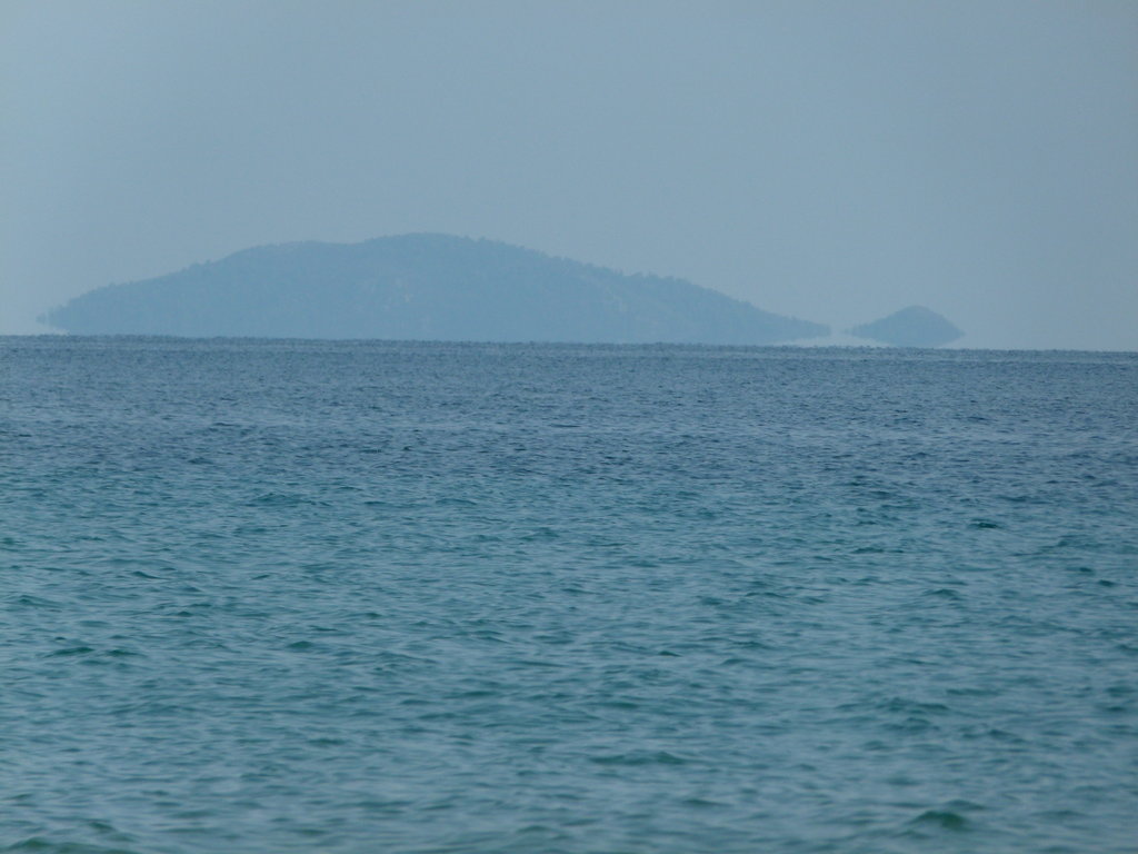 Островът пред Неас Мармарас, с форма на костенурка