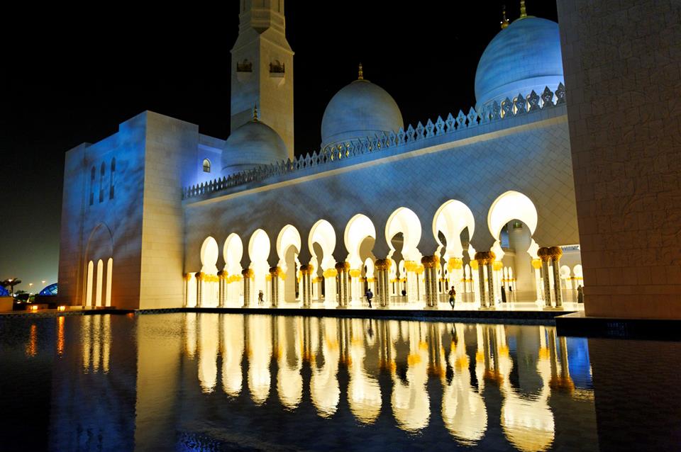Джамията Шейх Зайед, Абу Даби. Апарата е държан на ръка (без триножник).
