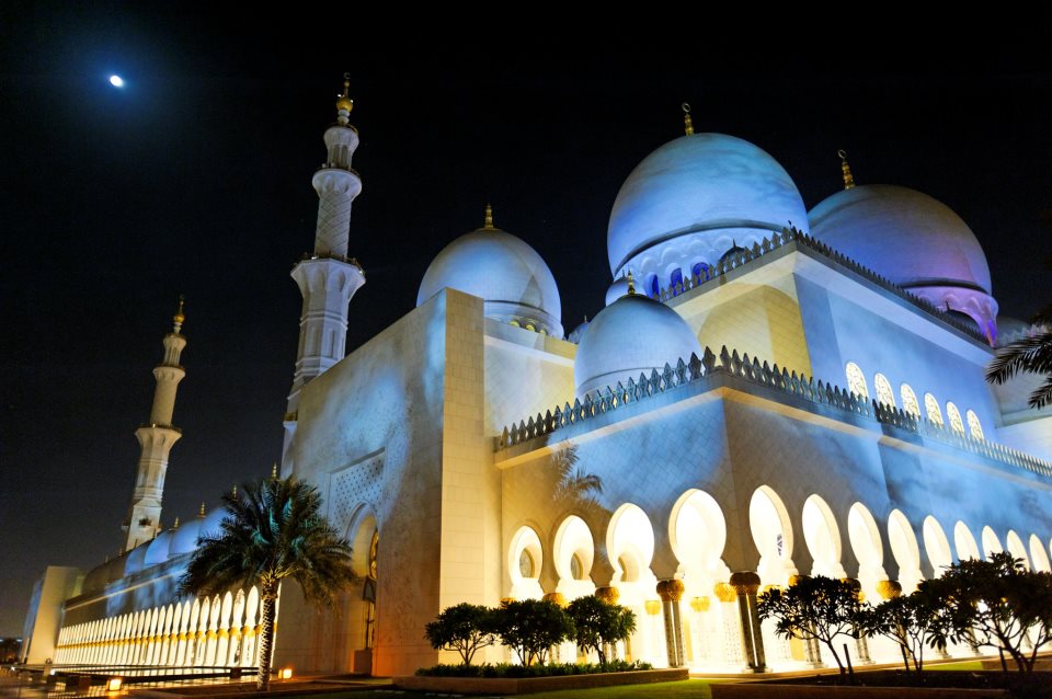 Джамията Шейх Зайед, Абу Даби. Апарата е държан на ръка (без триножник).