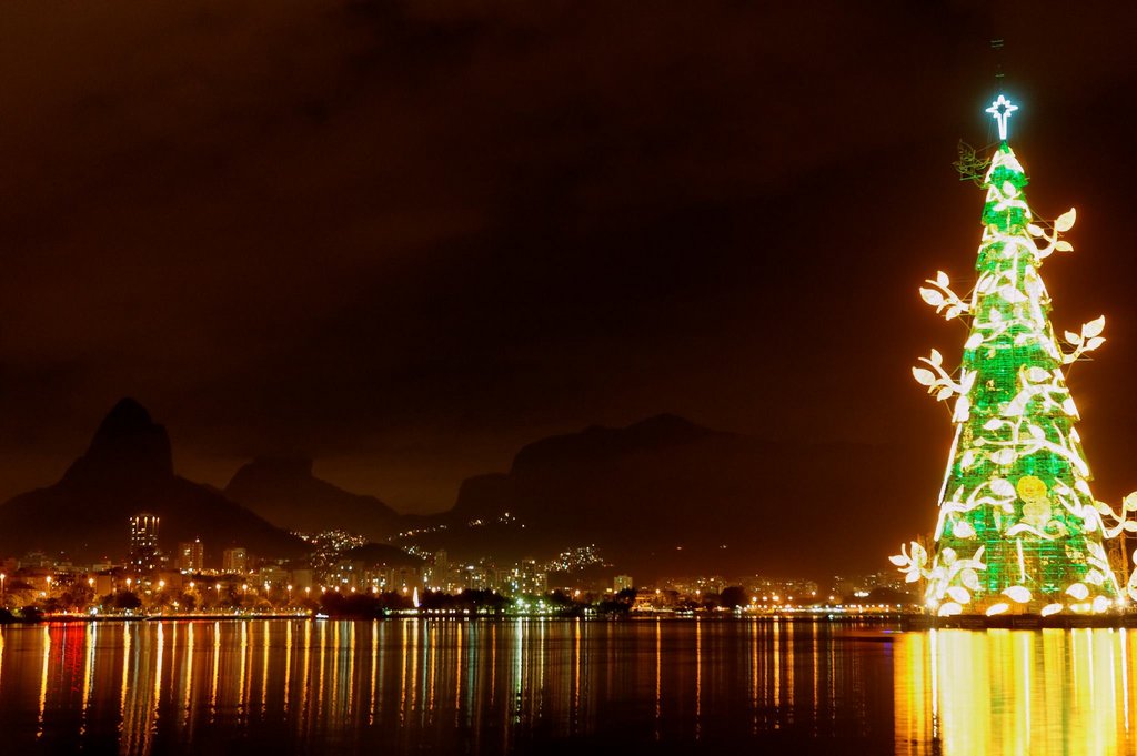 The tallest Christmas tree in the world - Lagoa Rodrigo de Freitas.