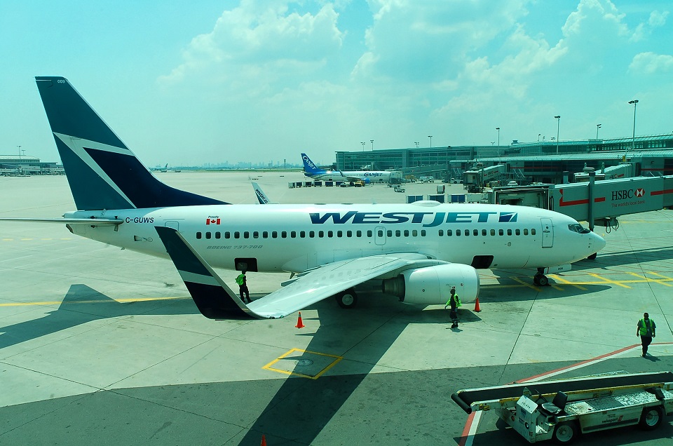 WestJet Boeing 737-700 at Pearson International (YYZ), Toronto, ON
