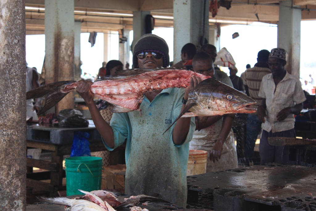 Продавач на Mzizima Fish Market
