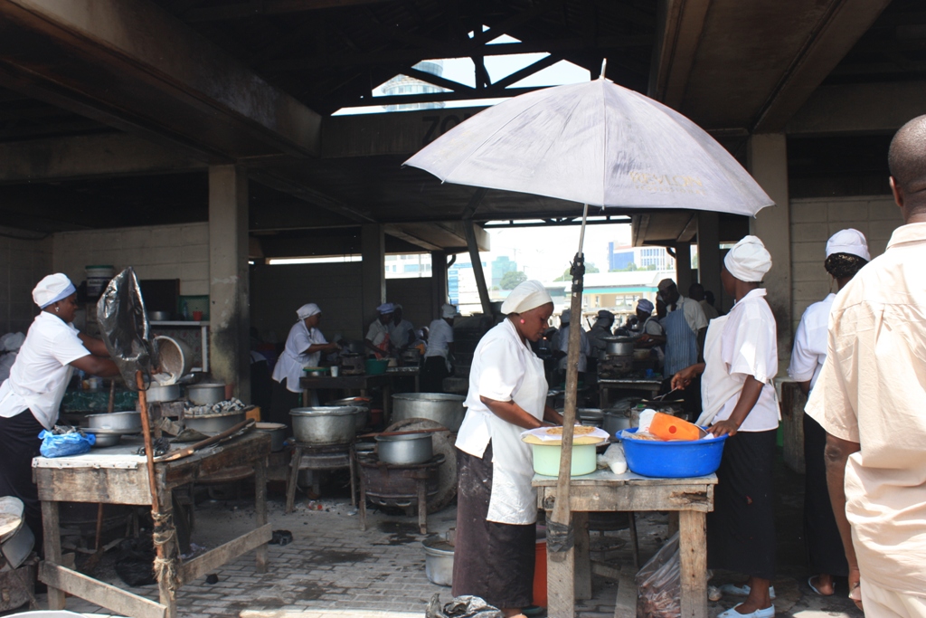 Секцията с готова храна на Mzizima Fish Market