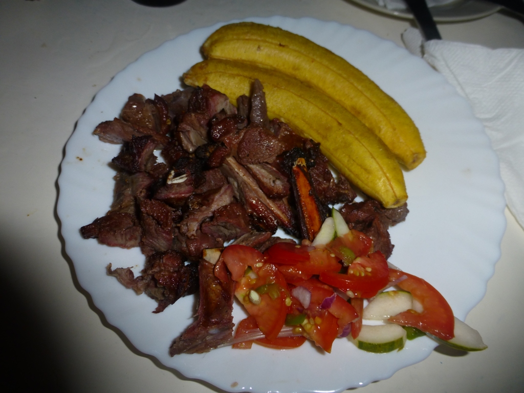 Nyama choma с пържени банани и салата (може и с угали)