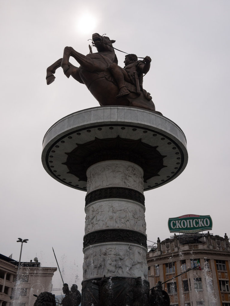 Скопие и модерните му кичозни паметници