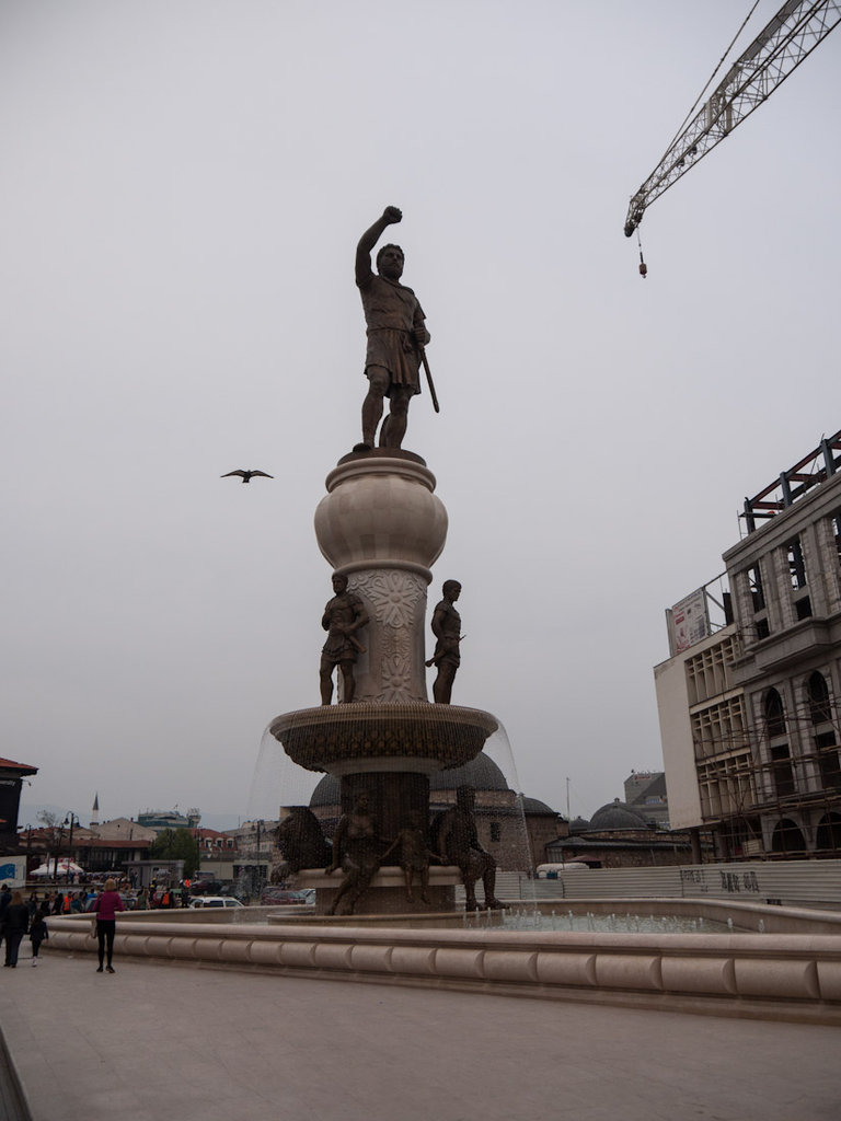Скопие и модерните му кичозни паметници