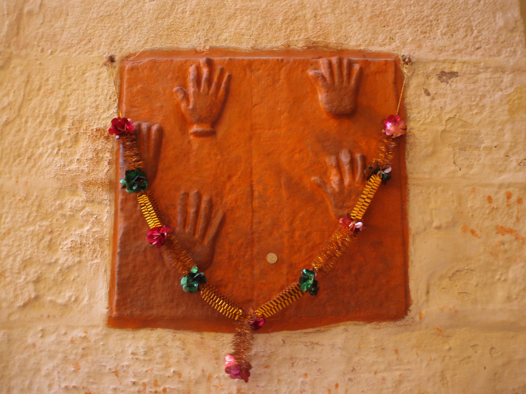 Jodhpur - Meherangarh Fort - отпечатъци на ръцете на сати (жени, изгорени заедно със съпруга си -мъртвец)