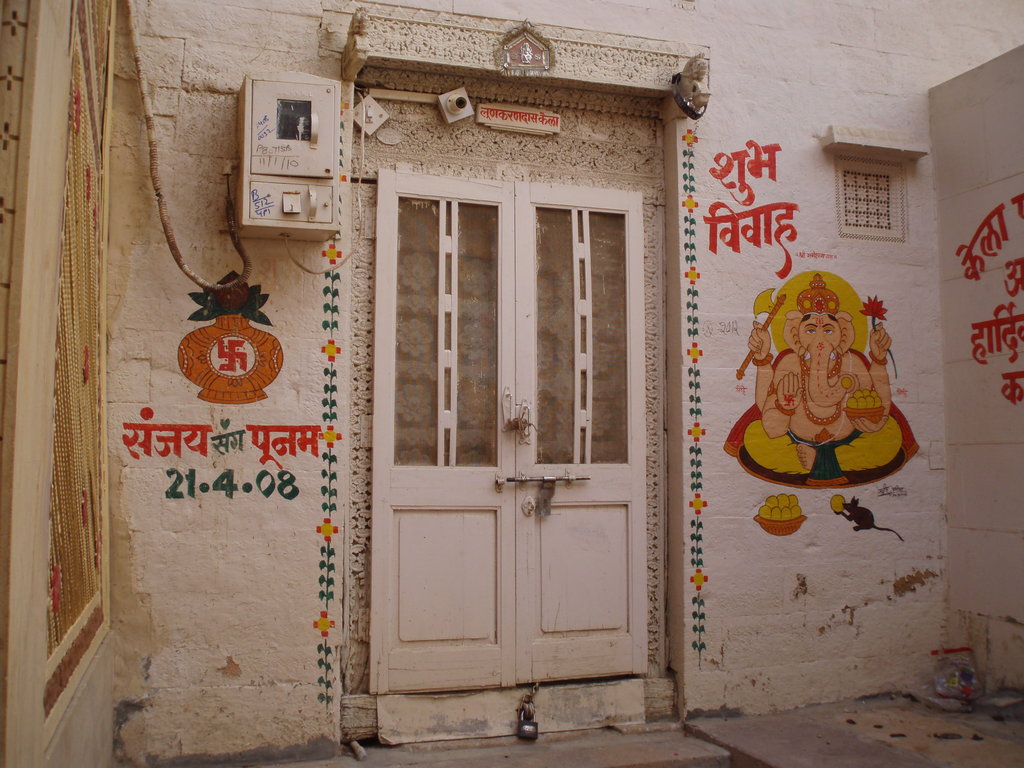 Jaisalmer - популярна украса - сочи , че в тази къща има младоженци, и посочва деня, в който са се оженили