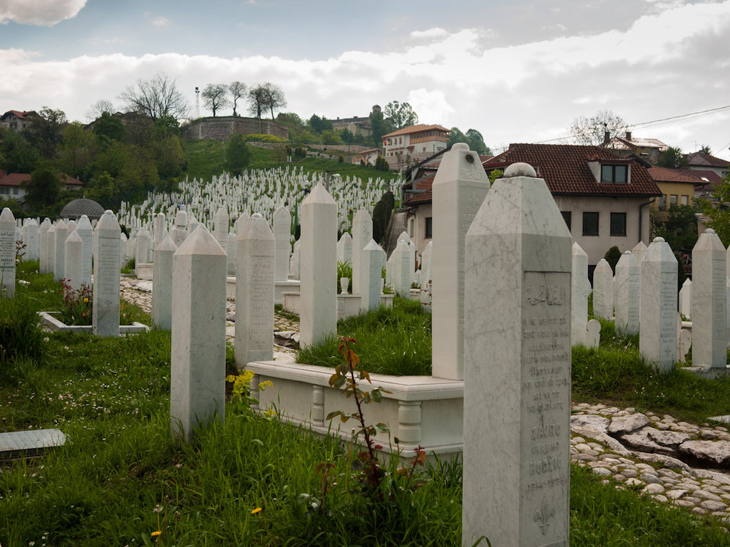 От многобройните гробища, всички с крайни дати 1992-1996