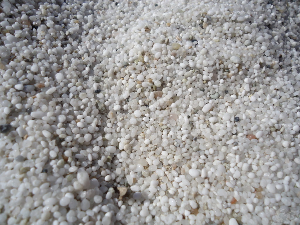 Белият оризов пясък на плаж Mari Ermi