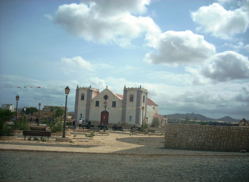 Централия площад на Рабил с една от най-старите църкви на острова