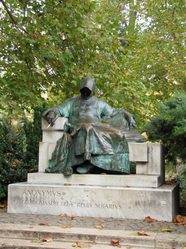 Статуята на Анонимус (унгарски хроникьор, чието име не е известно). Според легендата, този, който докосне писалката в ръката му ще стане писател.