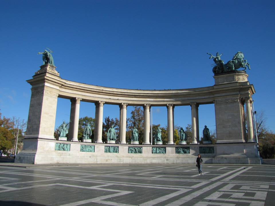 Площада на героите.Основната забележителност на площада е хилядолетния паметник (Millennium Memorial) със статуи на седемте лидери на племена, които са основали Унгария.