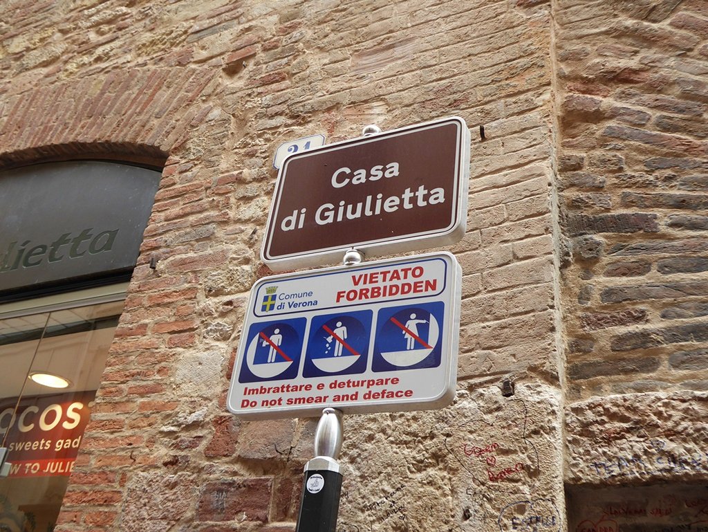 Верона, Италия - пред Casa di Giulietta