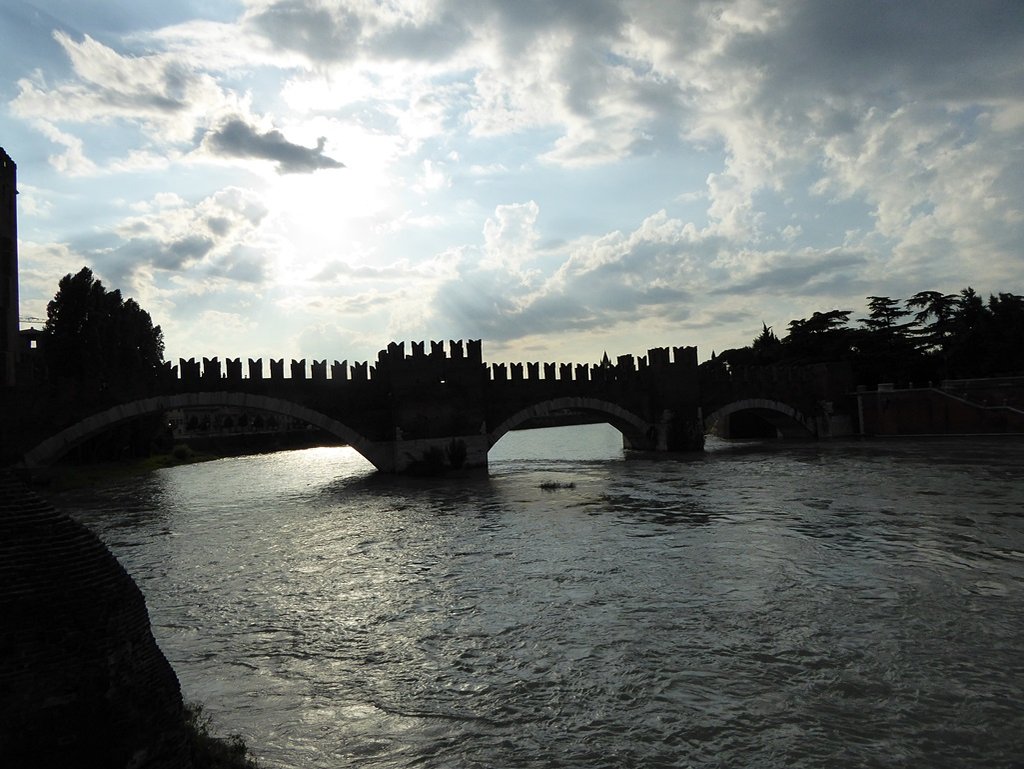 Верона, Италия - Ponte di Castelvecchio