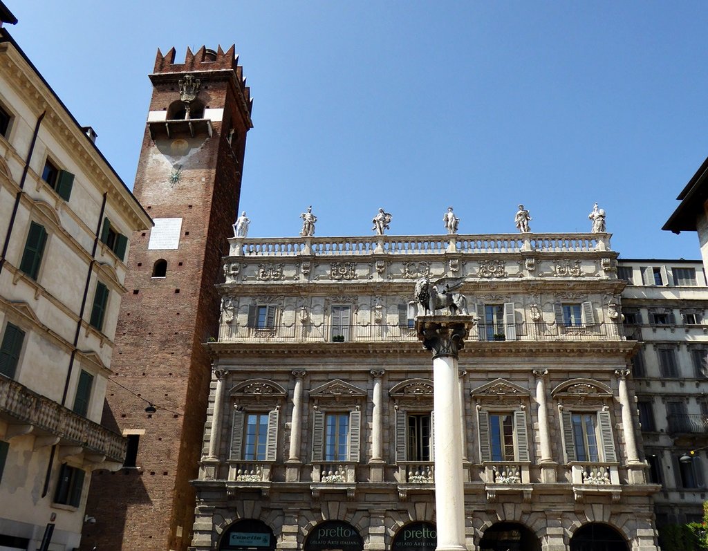 Верона, Италия - Palazzo Maffei+Lion of Saint Mark
