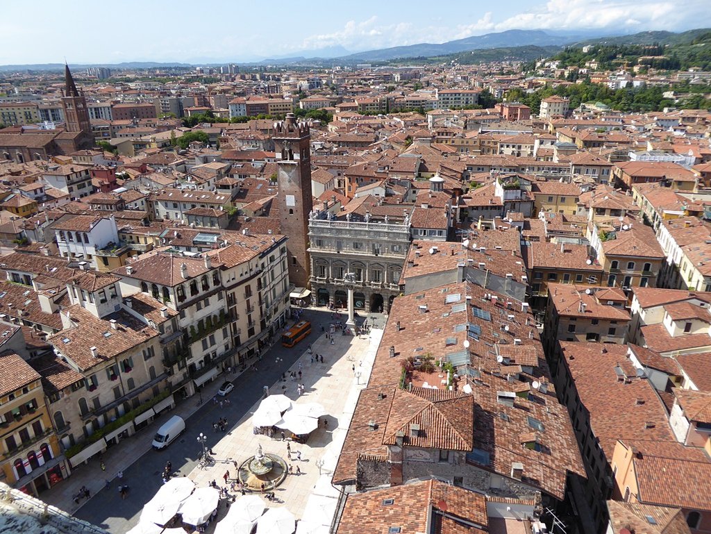 Верона, Италия - изглед от Torre dei Lamberti към Piazza dellе Erbe