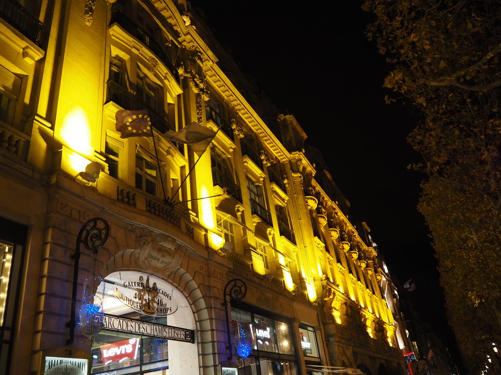Сграда на Avenue des Champs-Élysées