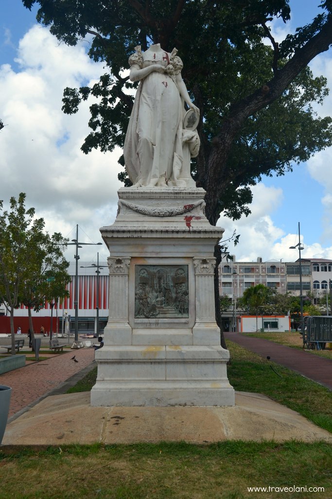 Обезглавената статуя на императрица Жозефин