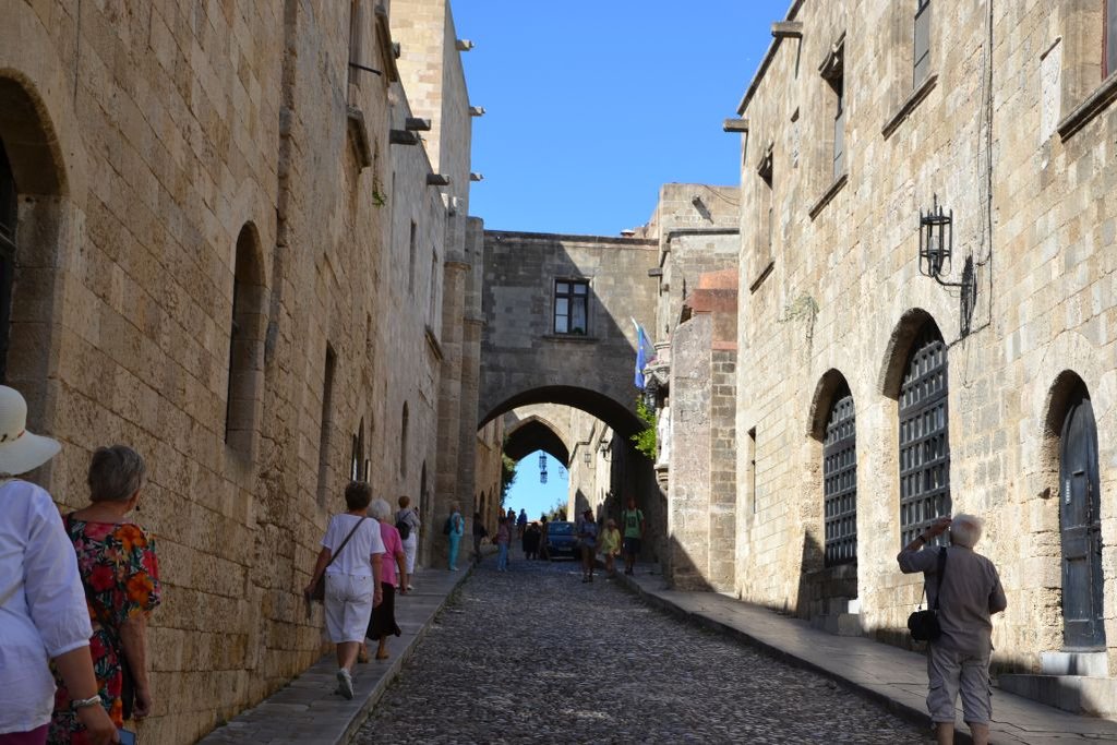 Родос - най-старата средновековна улица.