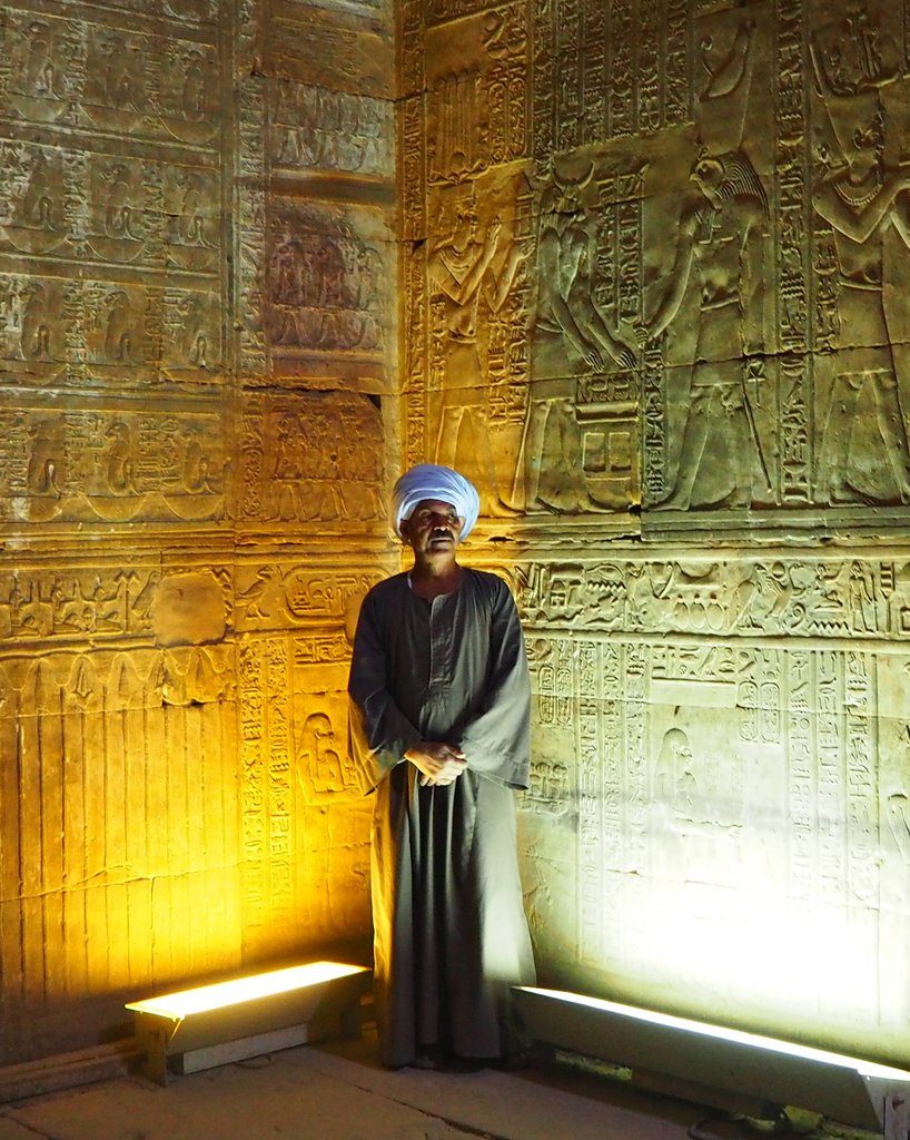 Мъж в Храма на Хор в Едфу, Египет