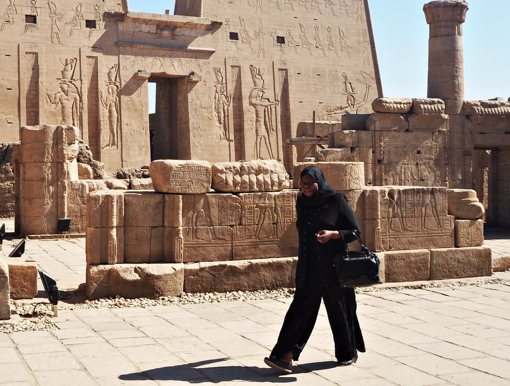 Жена пред Храма на Хор в Едфу, Египет