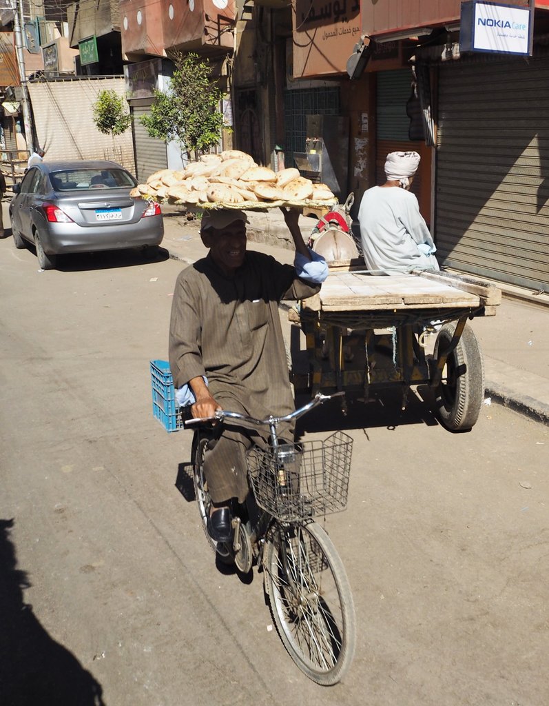 Мъж, носещ хляб в Едфу, Египет