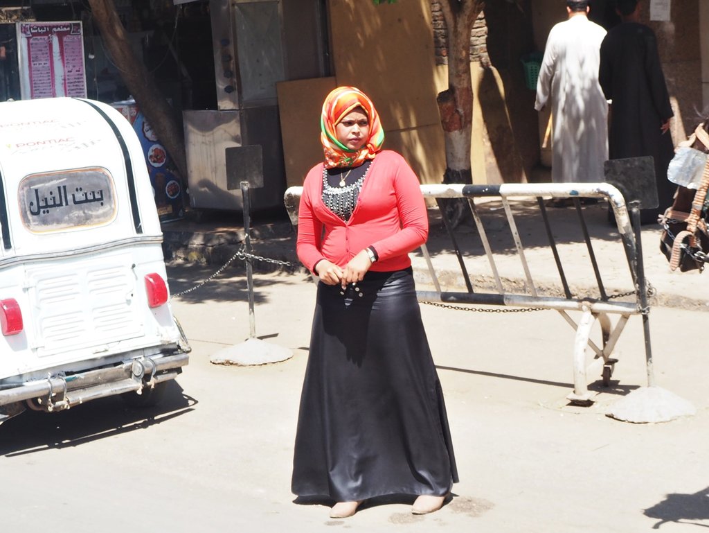 Жена в червено, Едфу, Египет