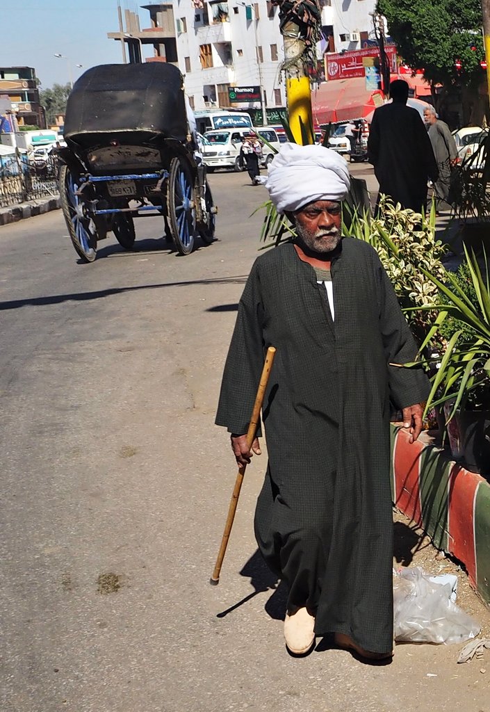 Строго гледащ мъж в Едфу, Египет