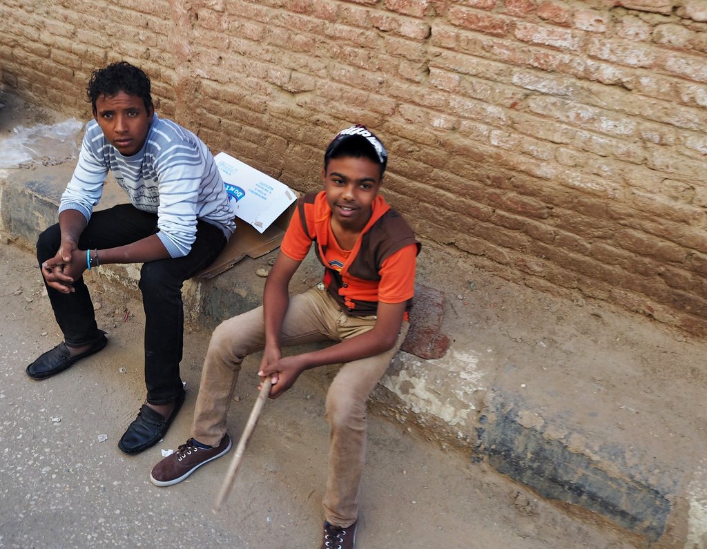 Младежи на улицата в Едфу, Египет
