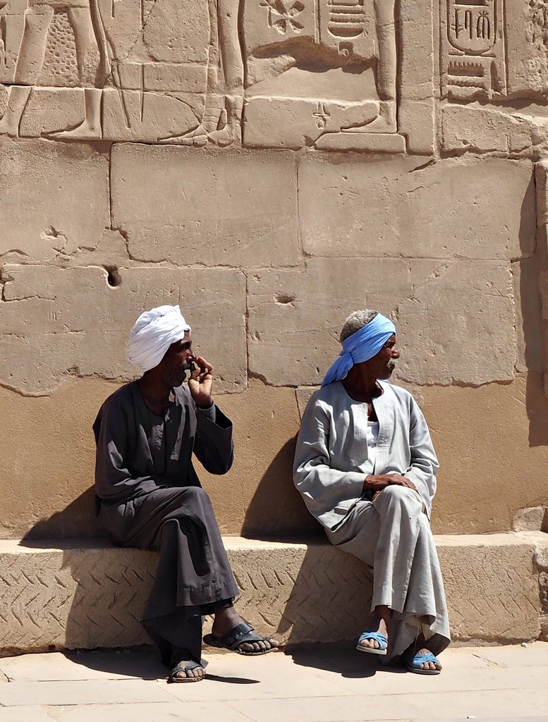 Мъже в Храмовия комплекс Карнак, Луксор, Египет