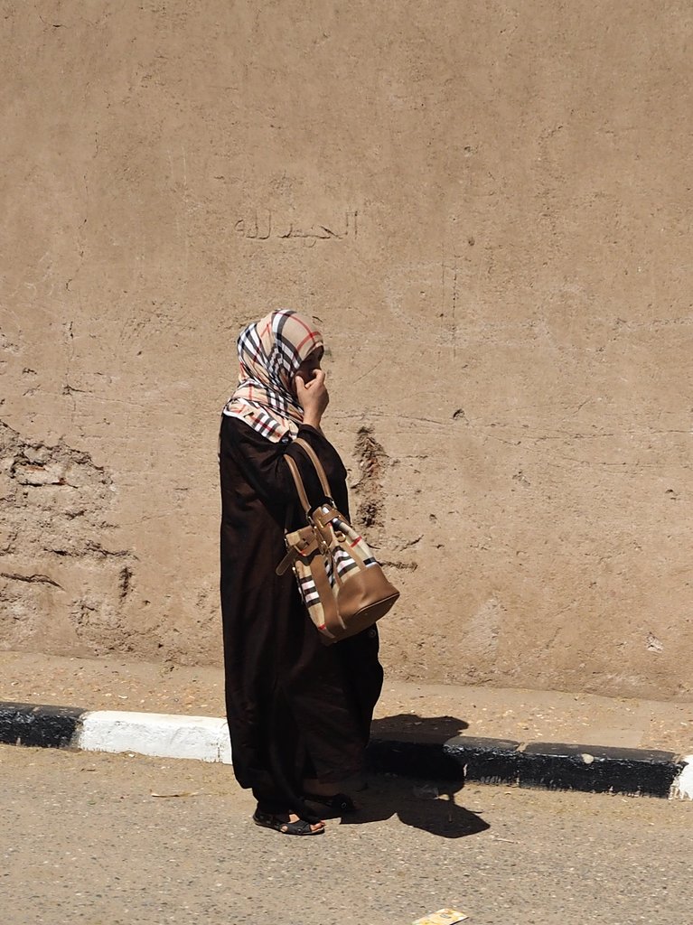 Жена в Едфу, Египет