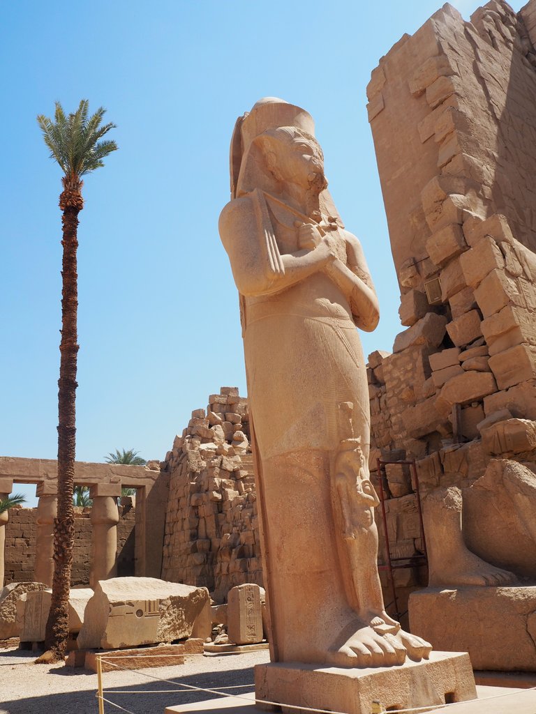 Колосът на Рамзес II и неговата дъщеря Бент-Анат, Храмов комплекс Карнак, Луксор, Египет