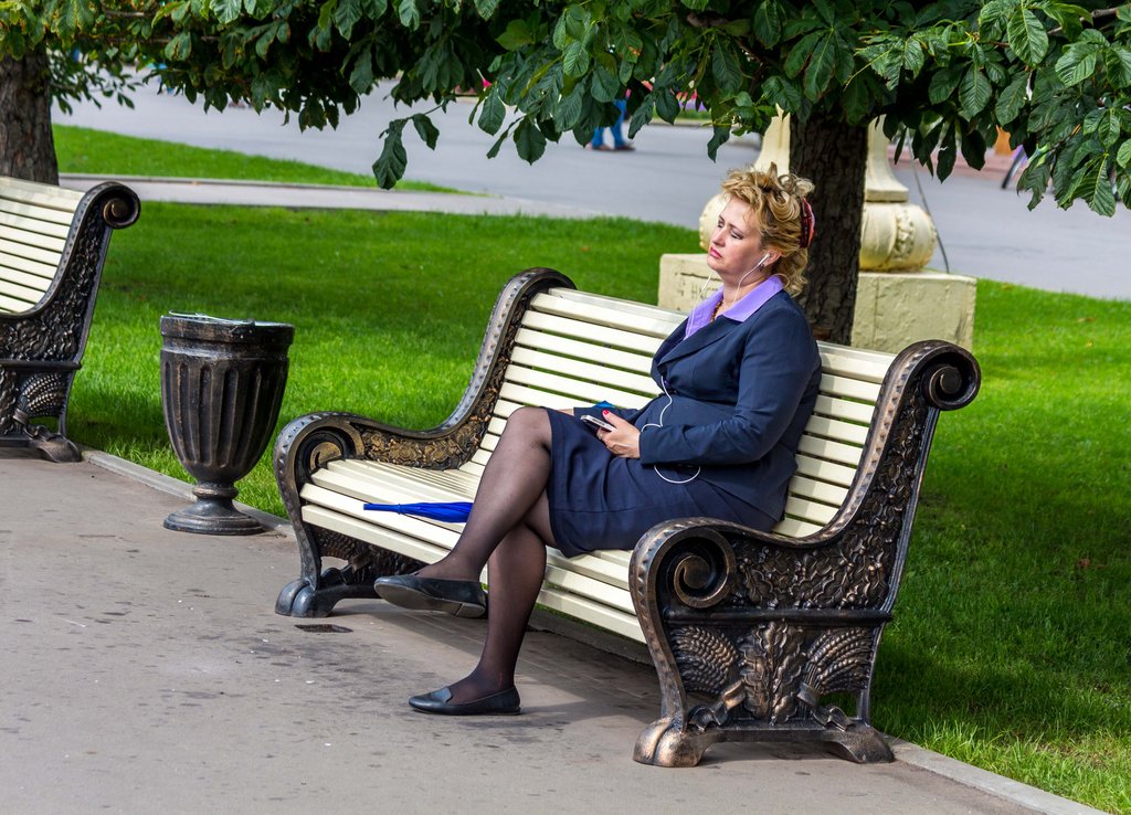 Руская женшина си почива в парка на ВДНХ.