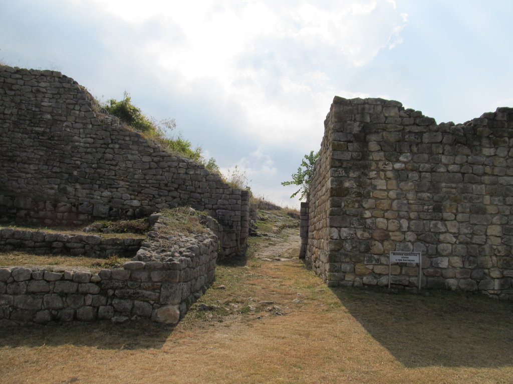 Източна крепостна стена