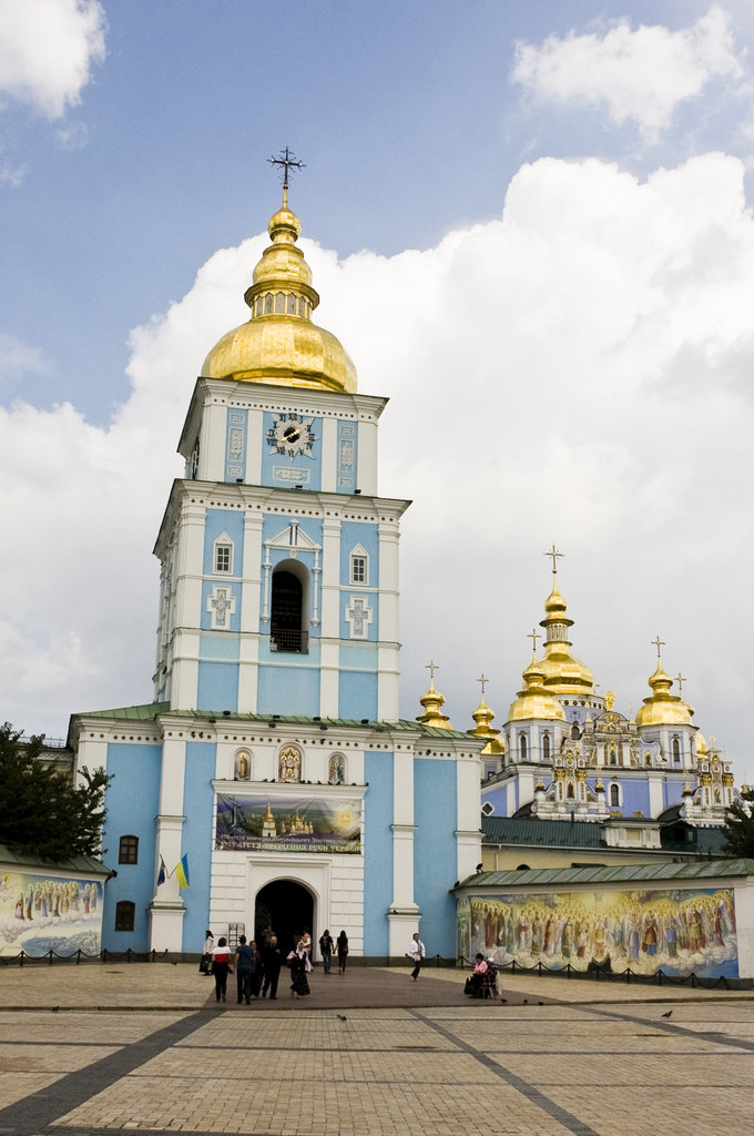Михайловският Златовръх манастир с църквата Св. Арх. Михаил