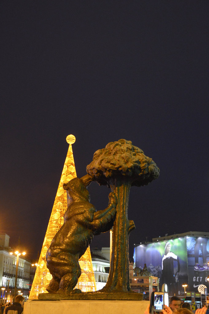 Коледен Пуерта дел Сол и символа на Мадрид