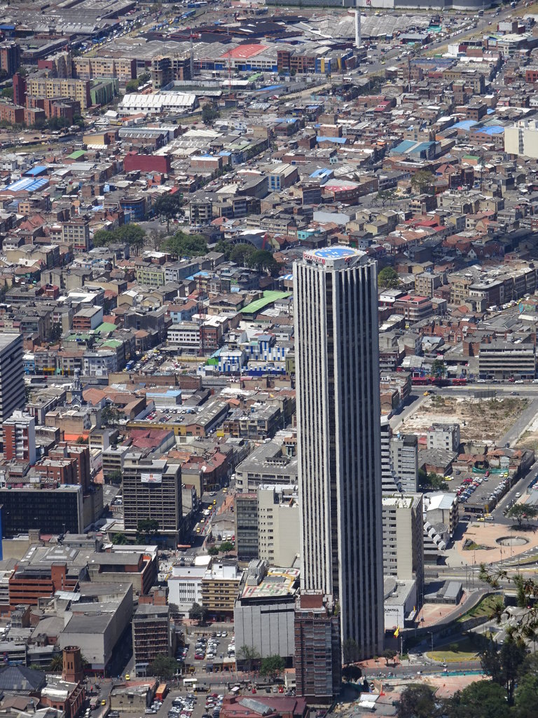 Най-високата сграда в Колумбия (засега, тъй като в близост се строи комплекс с кули, които се предвижда да я надскочат). La torre Colpatria, 196 м, 50 етажа.