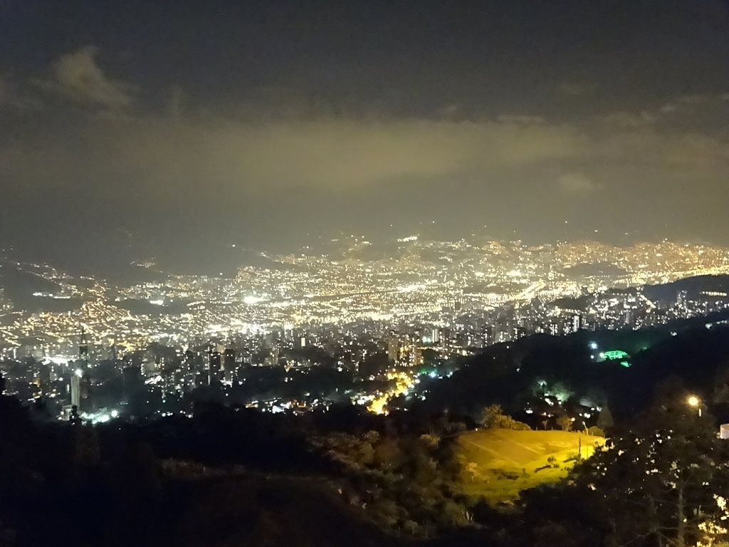Нощна панорама на Меделин, от шосето към Санта Елена.