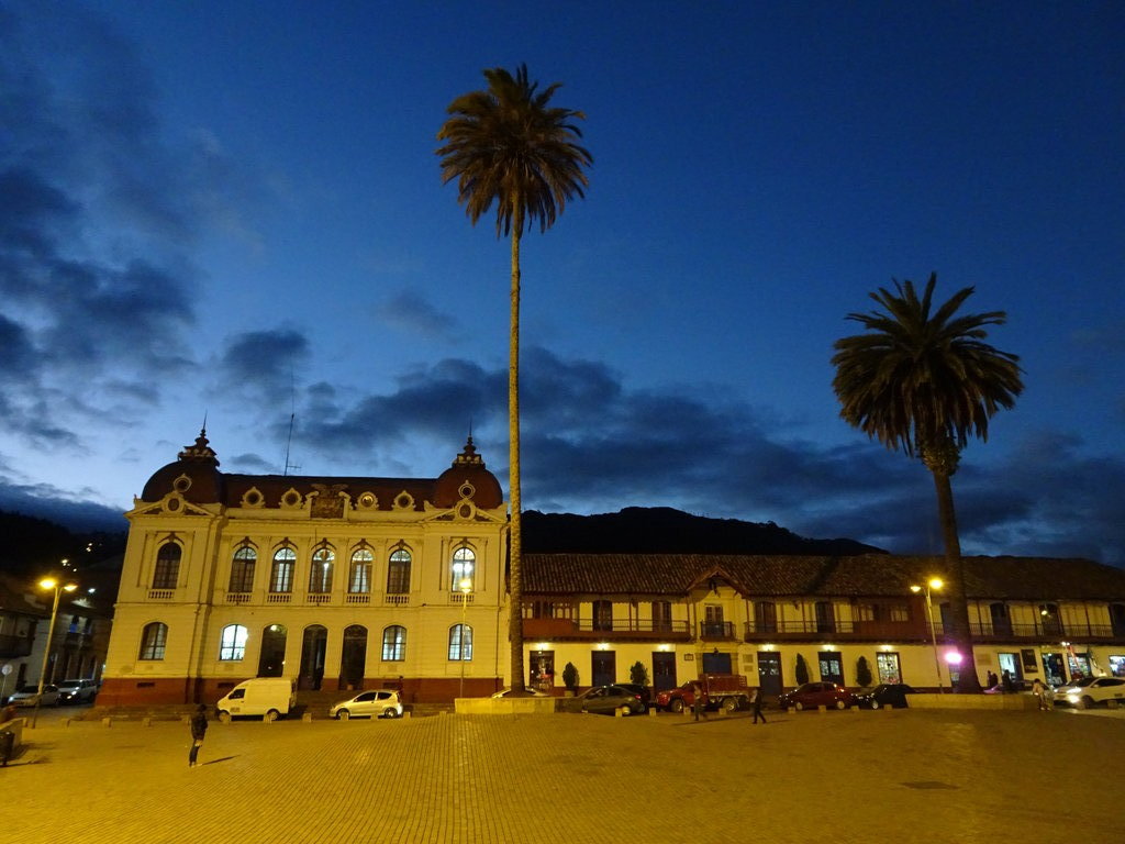 Zipaquira, централният площад пред катердалата.