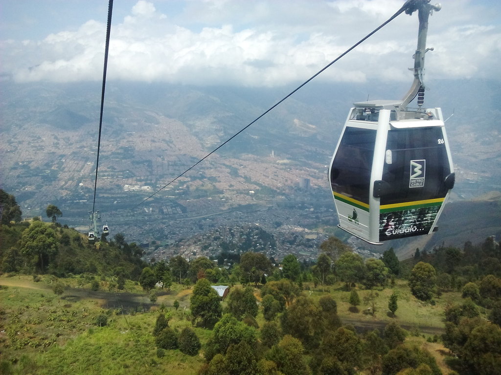 С кабинковия лифт Metrocable de Medellín над природния резерват "Parque Arví".