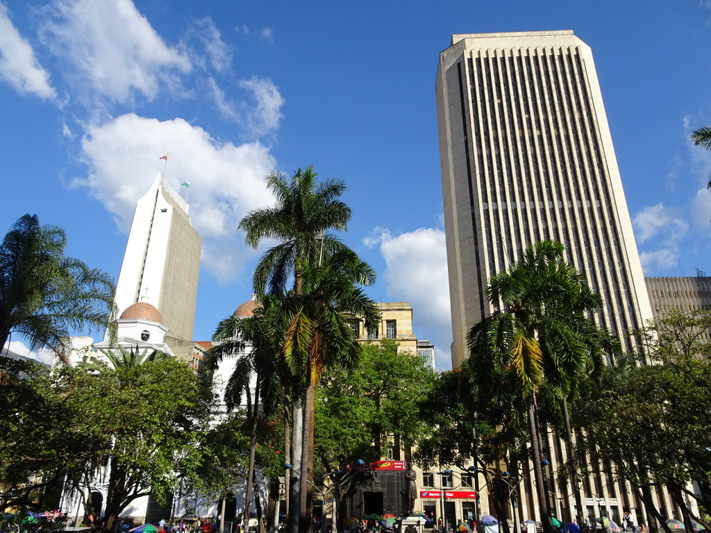 Parque Berrio, Edificio Coltejer ( с формата на огромна игла като символ на шивашката индустрия в града) и църквата Канделария в Меделин.
