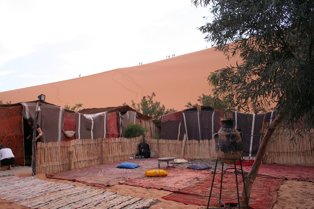 Сахара - берберски лагер и хора, които катерят дюната заради залеза