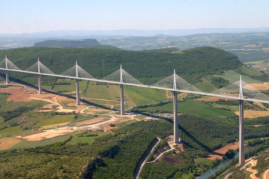 1280px-ViaducdeMillau.jpg