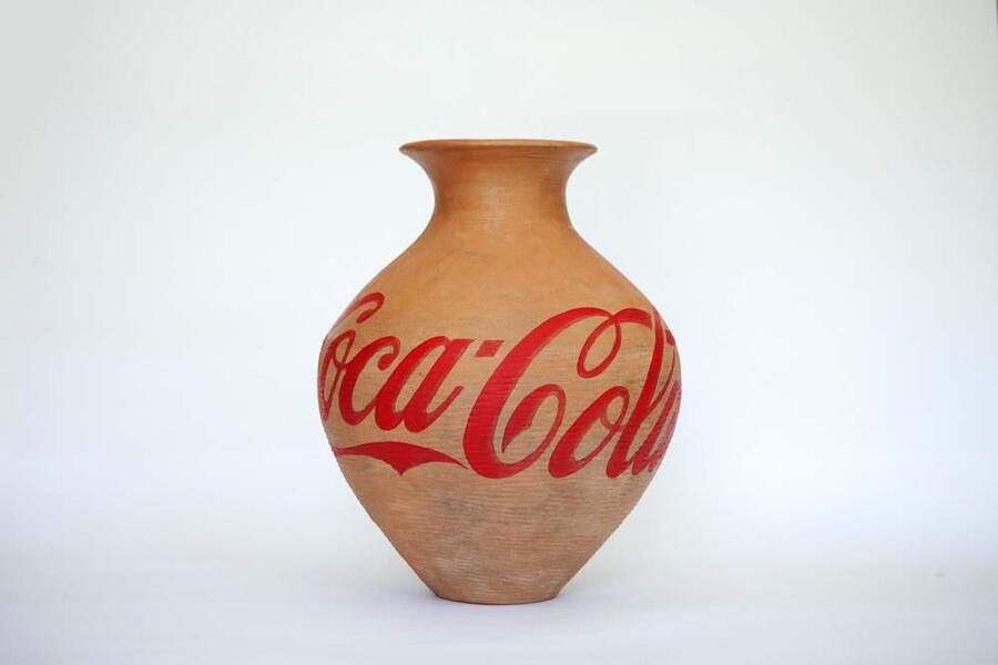 2015-32-Ai-Weiwei-CocaCola-Vase-Continua