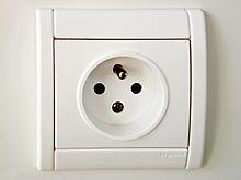 220px-French-power-socket.jpg