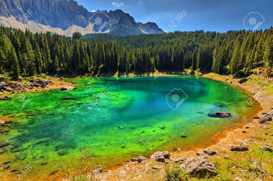 25305619-Clear-emerald-lake-in-the-Dolom