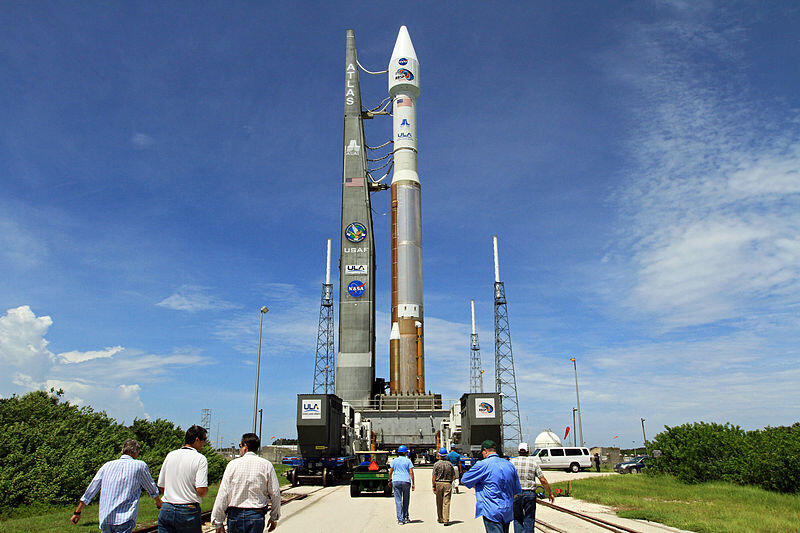 800px-Atlas_V_(401)_on_its_way_to_the_La