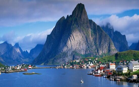 Reine-Lofoten-Islands-Norway-550x344.jpg