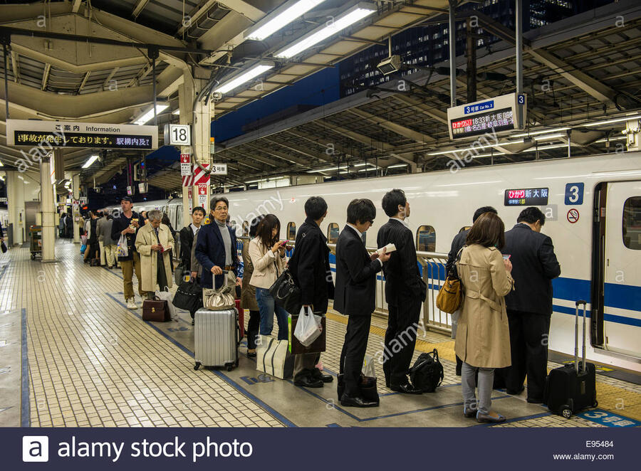 passengers-waiting-in-line-shinkansen-tr